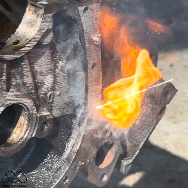 Laser verwijdert roest uit een automotor